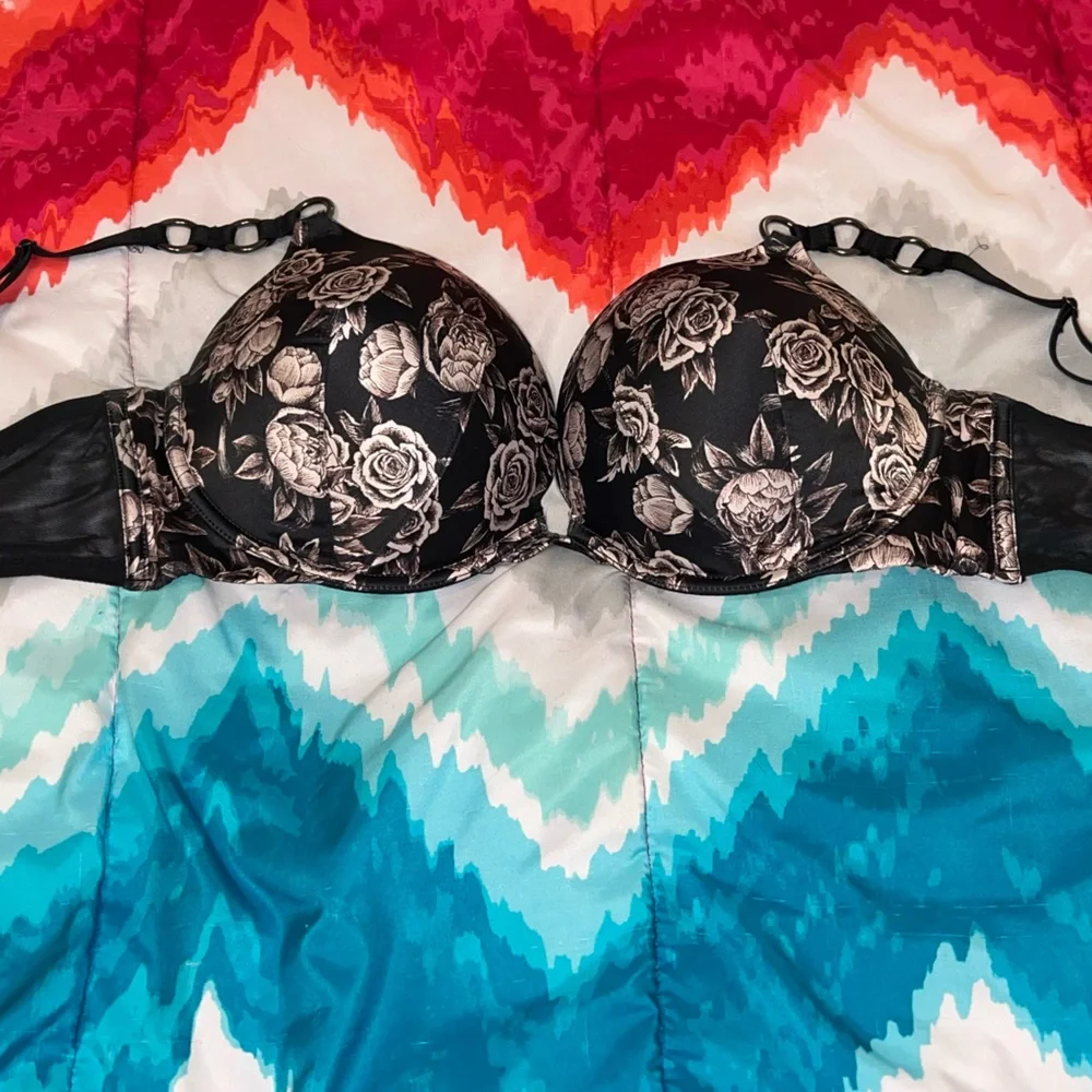 Victoria’s Secret Very Sexy Push-Up Bra - Picture 2 of 5